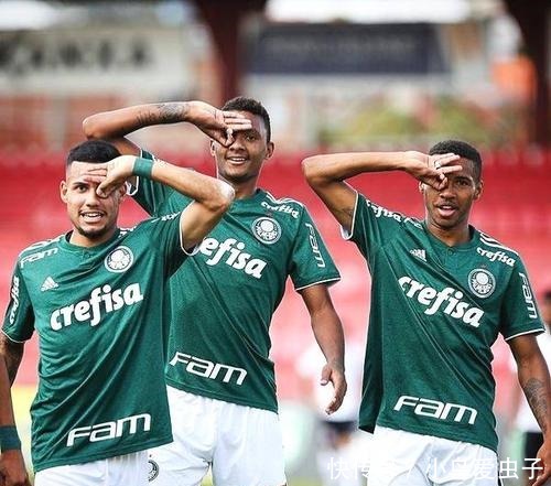 展现出肌肉 展现出肌肉